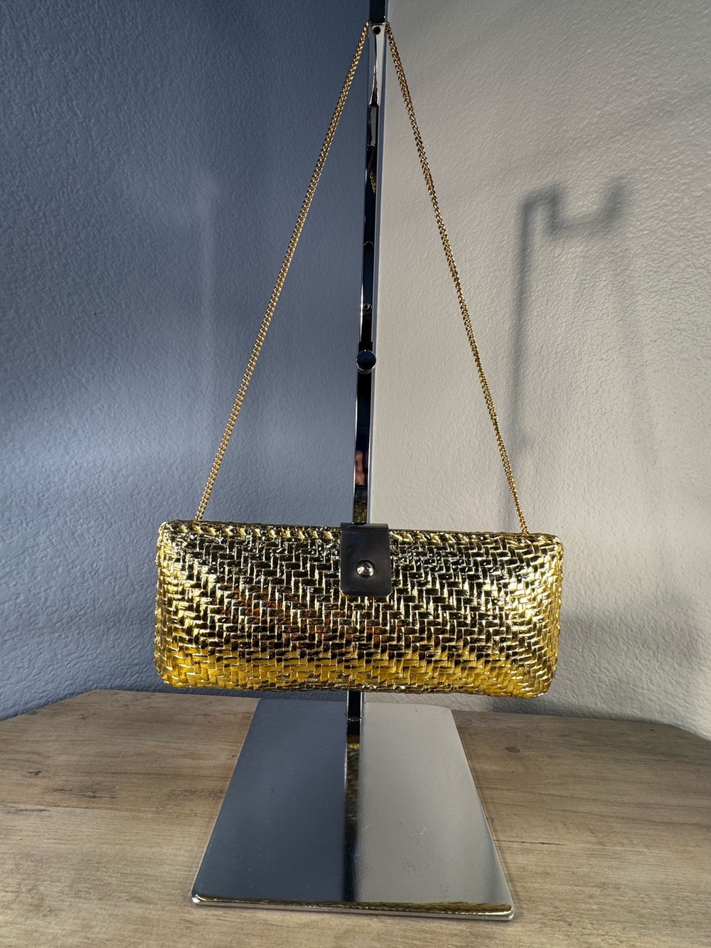 Vintage Made Italy Gold Woven Hard Shell Clutch Unique Metal Clasp Chain Purse